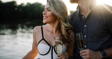 Romantik çift partide eğleniyor, dans ediyor ve içiyor.