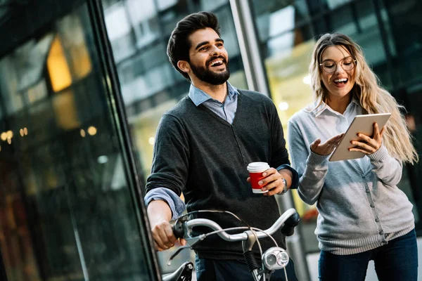 Pareja Emocionada Viendo Contenido Una Tableta Aire Libre —  Fotos de Stock