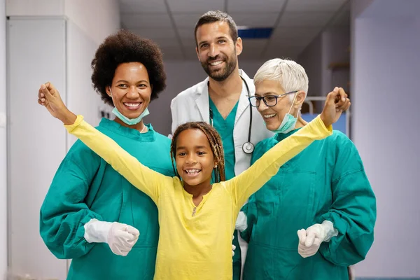 Equipo Éxito Doctores Experimentados Altamente Calificados Con Paciente Infantil Después —  Fotos de Stock