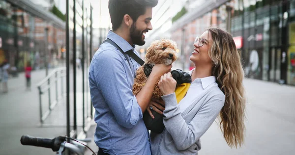 Coppia Felice Innamorata Cane Che Cammina Sorride All Aperto — Foto Stock