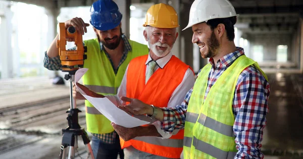 Team Byggingenjörer Och Arkitekter Som Arbetar Byggarbetsplatsen — Stockfoto