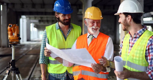 Equipe Engenheiros Construção Arquitetos Que Trabalham Canteiro Obras — Fotografia de Stock