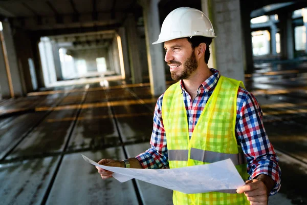 Arquitecto Ingeniero Mirando Planos Sitio Construcción — Foto de Stock