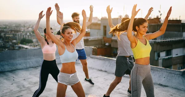 Grupo Pessoas Sorrindo Ajuste Feliz Fazendo Exercício Fitness Poder Livre — Fotografia de Stock