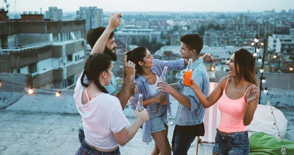 Grupa Przyjaciół Bawiących Się Tańczących Pijących Koktajle Świeżym Powietrzu Dachu — Zdjęcie stockowe
