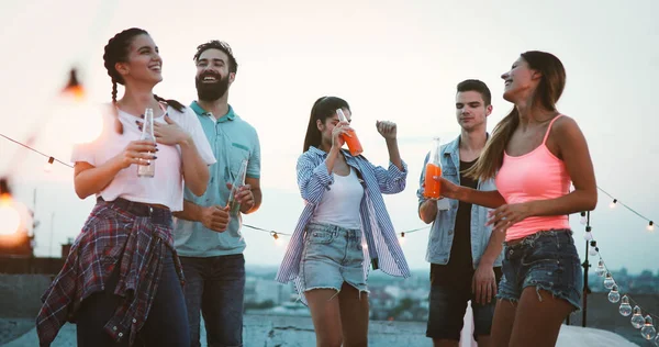 Avoir Grand Temps Avec Jeunes Amis Amuser Fête Sur Toit — Photo