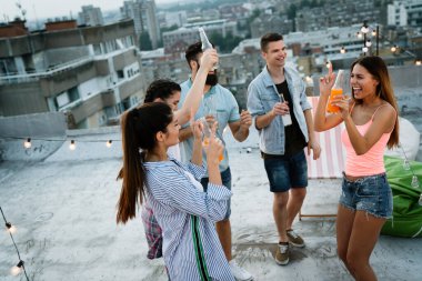 Bir grup genç arkadaş birlikte eğleniyor. Parti, arkadaşlık, mutluluk konsepti
