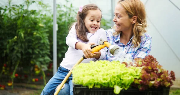 Bela Mãe Filha Feliz Trabalhando Fazenda Jardim Família Conceito Felicidade — Fotografia de Stock