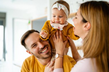 Mutlu aile anne, baba, çocuk evde eğleniyor.