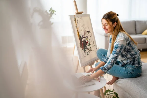 Искусство Творчество Хобби Работа Творческая Профессия Женщина Рисует Дома — стоковое фото