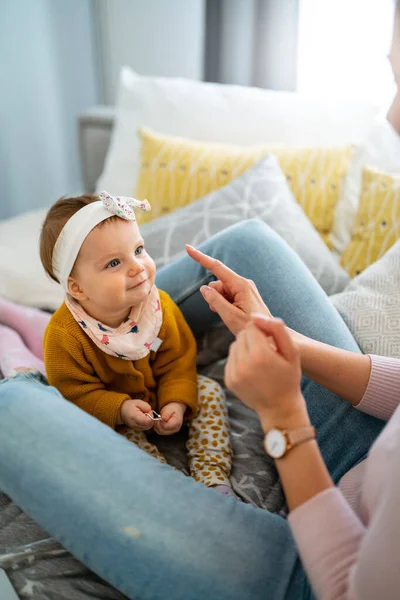 Tânăra Mamă Joacă Copilul Acasă Conceptul Familie Fericit — Fotografie, imagine de stoc