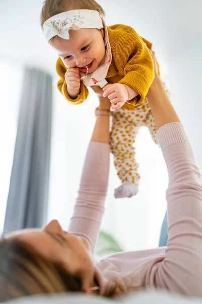 Anne Bebek Evde Oynayıp Gülümsüyor Mutlu Aile — Stok fotoğraf