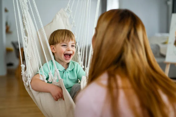 Hermosa Mujer Pequeño Hijo Divirtiéndose Jugando Casa Concepto Familia Feliz — Foto de Stock