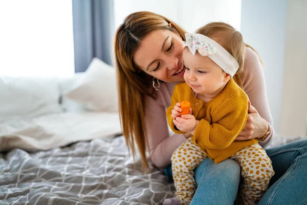 Feliz Família Amorosa Mãe Criança Menina Brincando Beijando Abraçando Casa — Fotografia de Stock