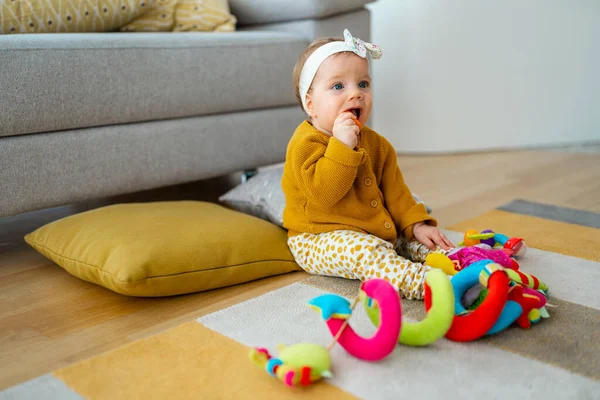 Schattige Baby Spelen Met Kleurrijk Speelgoed Thuis — Stockfoto