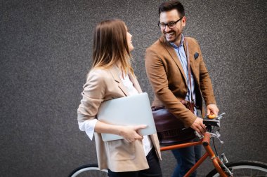 Sokakta yürürken mutlu meslektaşları konuşan ve gülümsüyor çift