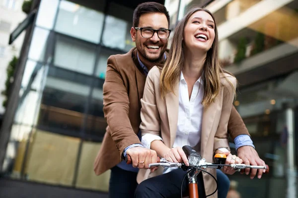 年轻夫妇在城市里玩得很开心 快乐的年轻夫妇骑自行车去了 — 图库照片