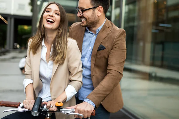 Щаслива Смішна Молода Пара Катається Велосипеді Любов Відносини Романтична Концепція — стокове фото