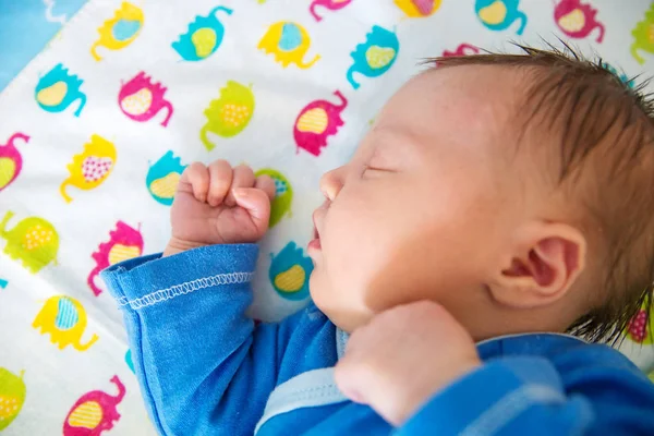 Et nyfødt barn sover. – stockfoto