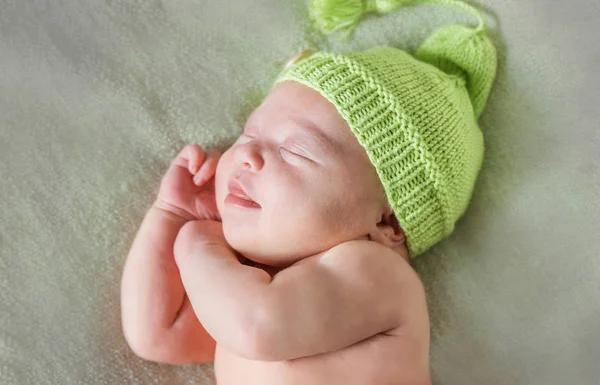 Новорожденный ребенок спит. — стоковое фото