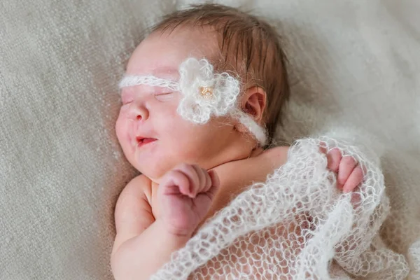 Pasgeboren baby meisje. — Stockfoto