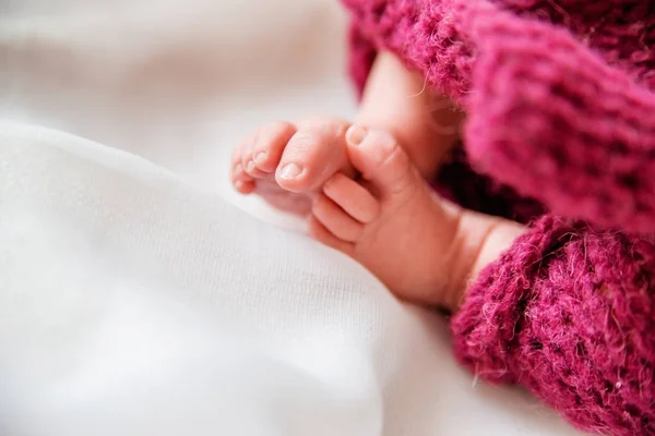 Маленькие ножки новорожденный ребенок — стоковое фото
