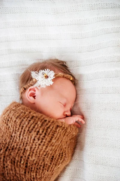 Pasgeboren babymeisje — Stockfoto