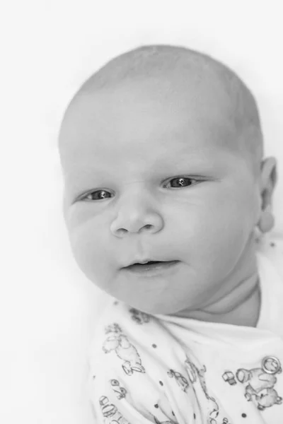 Portret van een pasgeboren baby. — Stockfoto