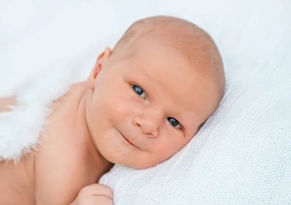 A newborn baby with angel wings. — Stock Photo, Image