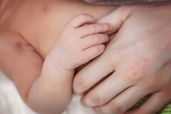 Handen moeder en pasgeboren baby. — Stockfoto