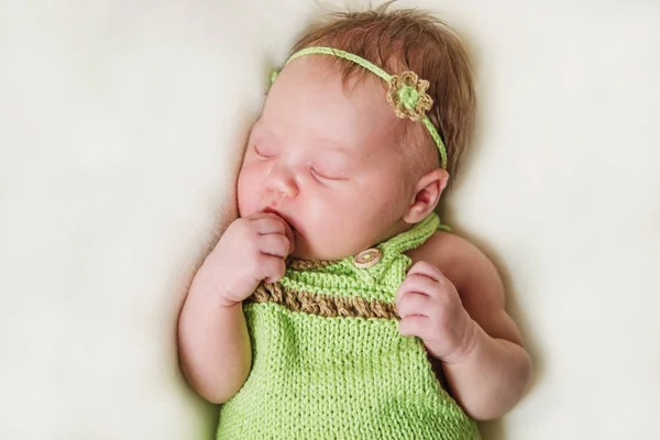Νεογέννητο κοριτσάκι σε ένα καταπράσινο. — Φωτογραφία Αρχείου