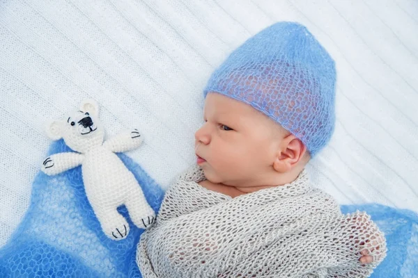 Um bebê recém-nascido em um boné de malha azul . — Fotografia de Stock