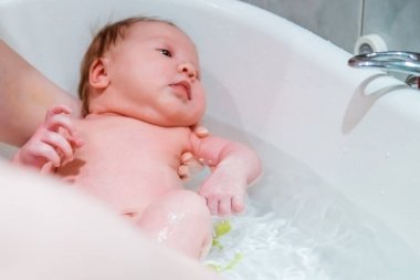 Yeni doğmuş bir bebek banyo.