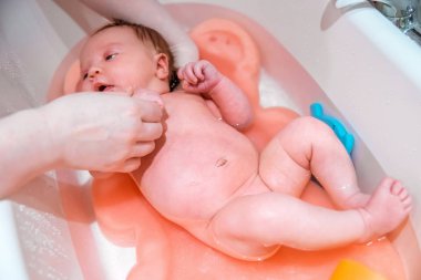 Yeni doğmuş bir bebek banyo.