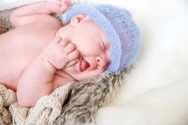 刚出生的婴儿，在针织帽 — 图库照片