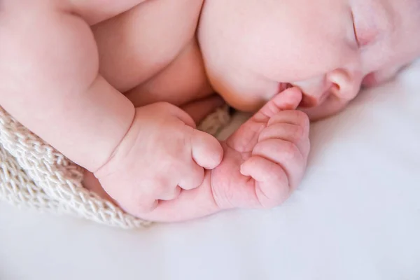 Спящая новорожденная девочка. — стоковое фото