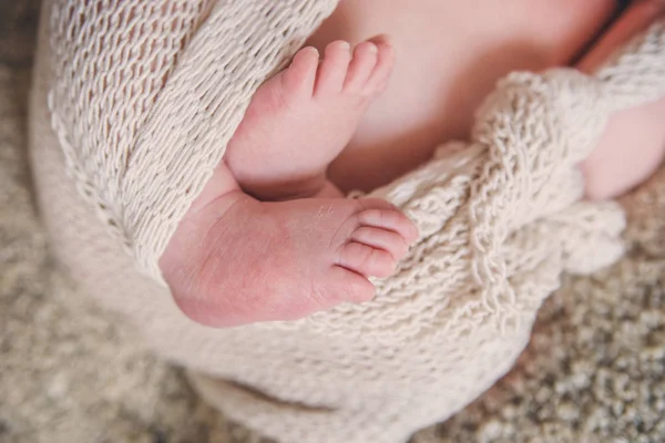 Ноги новорожденного ребенка — стоковое фото