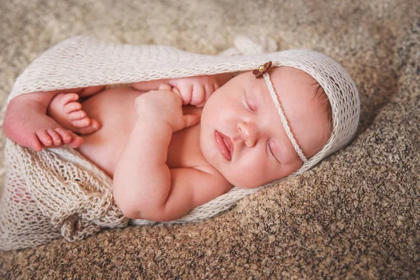 Спящая новорожденная девочка. — стоковое фото