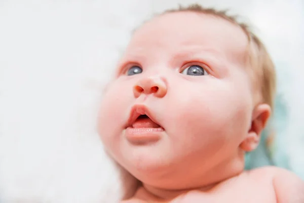 Portret śmieszne noworodka na białym tle. — Zdjęcie stockowe