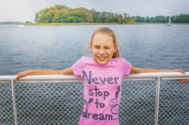 Feribotla bir çocuk duruyor.