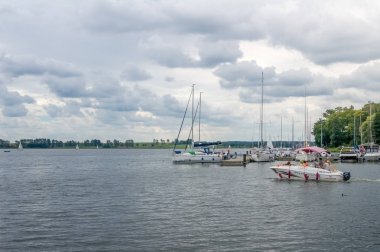  Warminsko Mazurskie, Ryn, Polonya - 23 Ağustos, 2016. Gölde tekne. Yat, yelkenli tekne iskelede sahile yakın:.