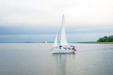 Bulutlu havalarda nehrinde yelken yat.