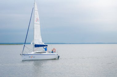 Warminsko Mazurskie, Mikolajki, Polonya - 23 Ağustos, 2016. Bulutlu havalarda nehrinde yelken yat.