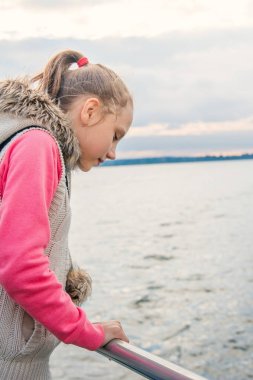 Çocuk akşam bulutlu havalarda nehrinde gemide olduğunu.
