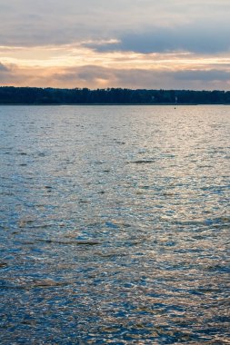 Batan güneşin Nehri üzerinde akşam gökyüzü.