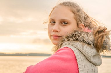 Çocuk akşam bulutlu havalarda nehrinde gemide olduğunu.