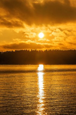 Nehrin üzerinde gün batımı.