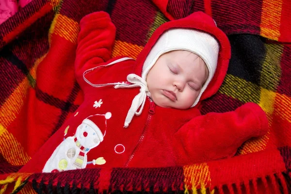 Bebé Dormido Con Ropa Invierno Caliente Una Manta —  Fotos de Stock