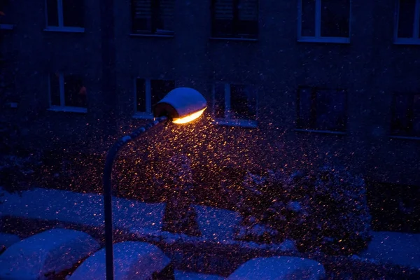 Fallande Snö Mot Bakgrund Lykta Gatan Vinterkväll — Stockfoto