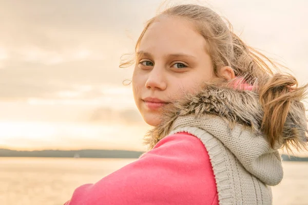 Çocuk akşam bulutlu havalarda nehrinde gemide olduğunu.